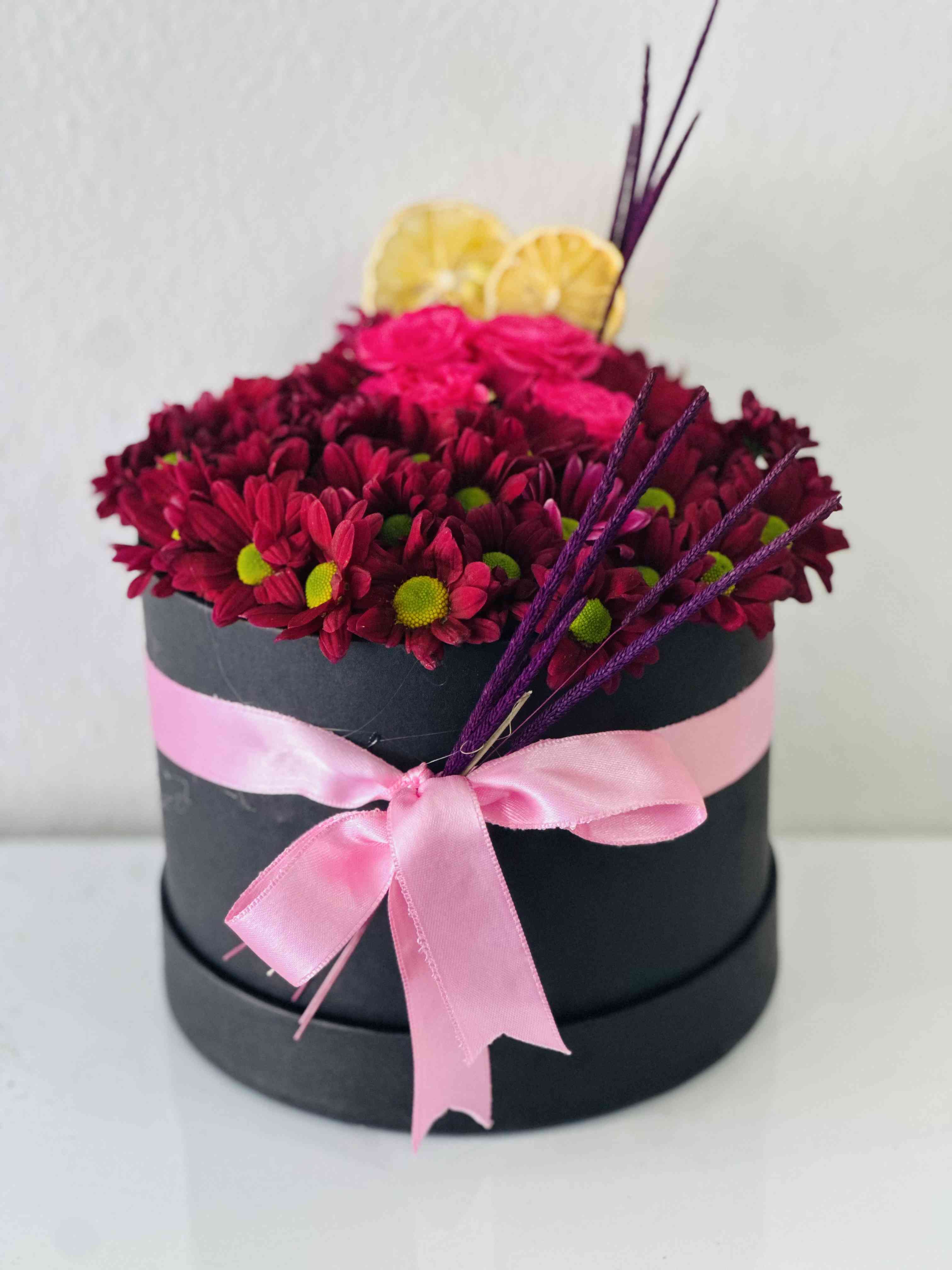 Kutuda papatya ve çardak güller arajmanı 