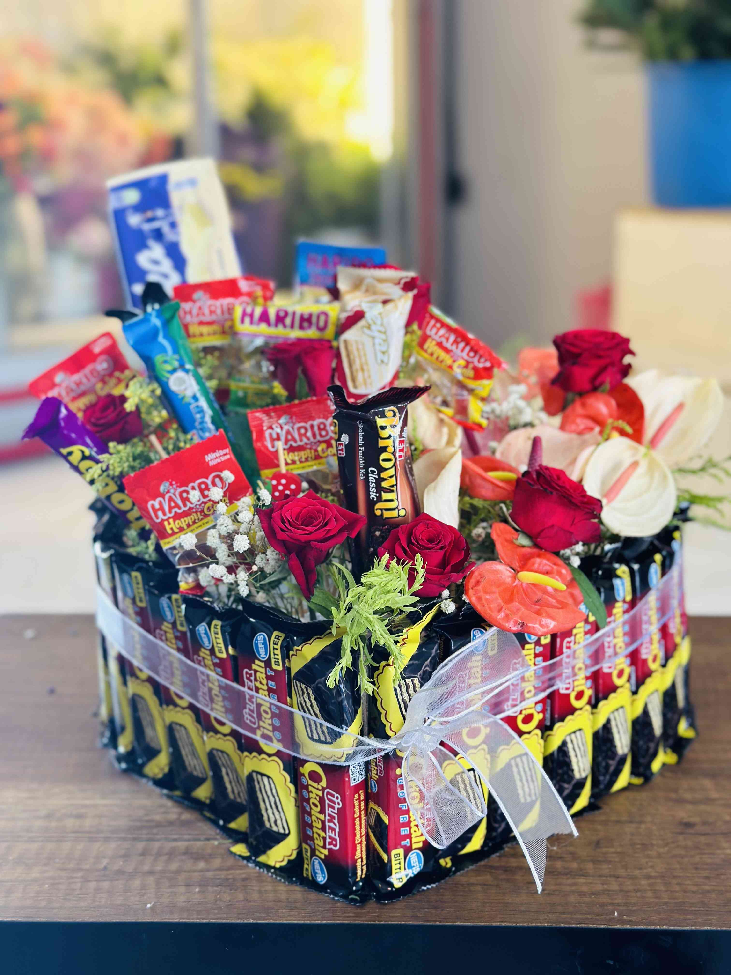 Kalpli kutu güller ve çikolata 