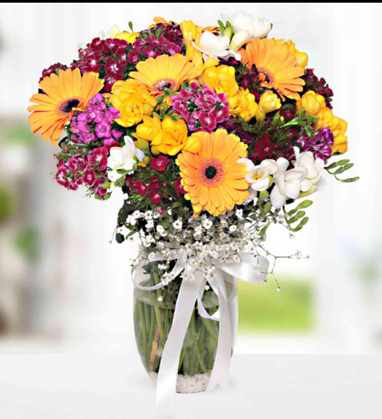 Nizip Çiçekçi Cam Vazoda Karışık Gül ve Mevsim Çiçekleri Aranjmanı