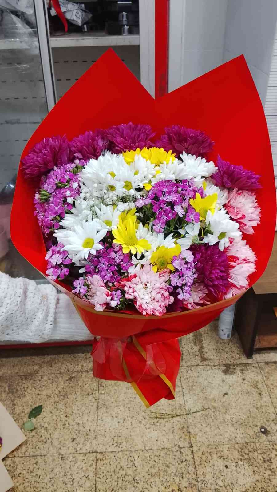 Renkli papatyalar ve hüsnüyusuf buketi